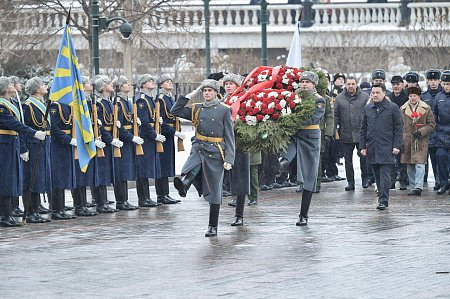 Собянин возложил цветы к Могиле Неизвестного бойца