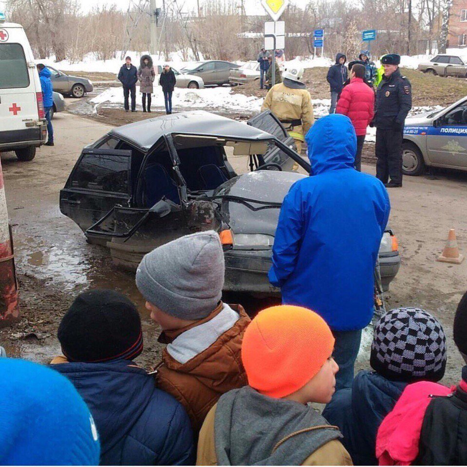 В Димитровграде нетрезвый шофёр без прав врезался в столб